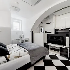 https://black-and-white-studio.hotels-in-ljubljana.com